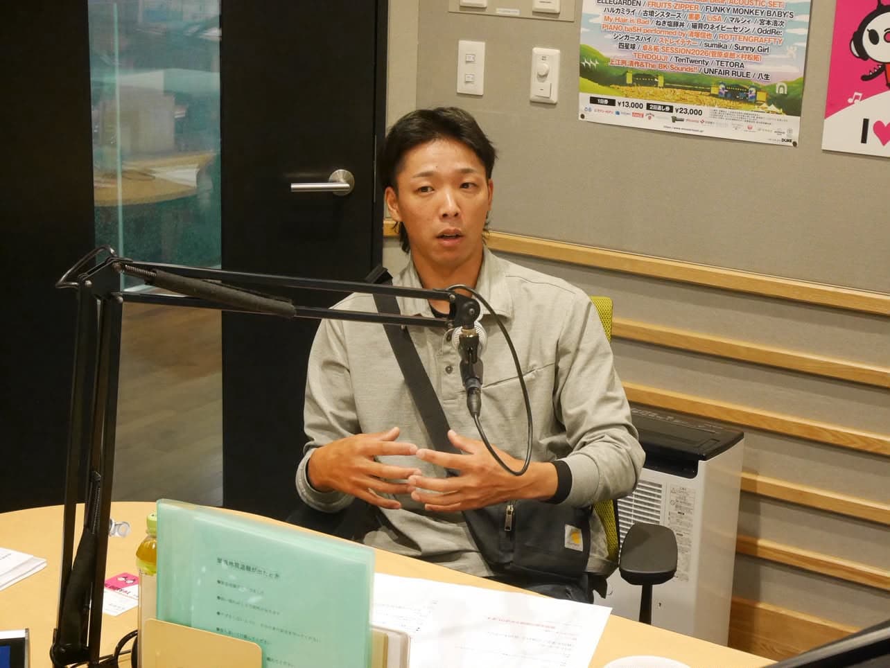 ラジオ番組で農園について語る坂下頌平